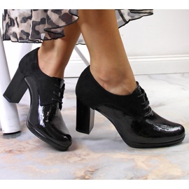 Damjazzskor på en svart Jezzi-stolpe 1