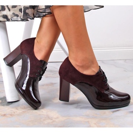 Damjazzskor på en rödbrun Jezzi-stolpe mångfärgad 1