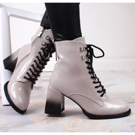 S.Barski Stövlar lackerade på stolpe, varmgrå S. Barski 1