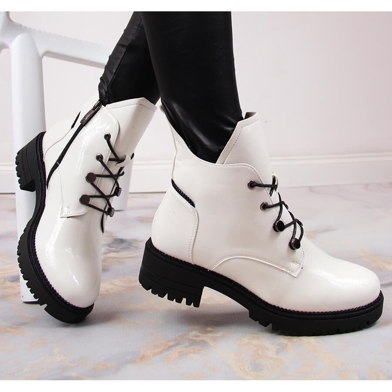 Damskor, lackade, varmvita Potocki 1