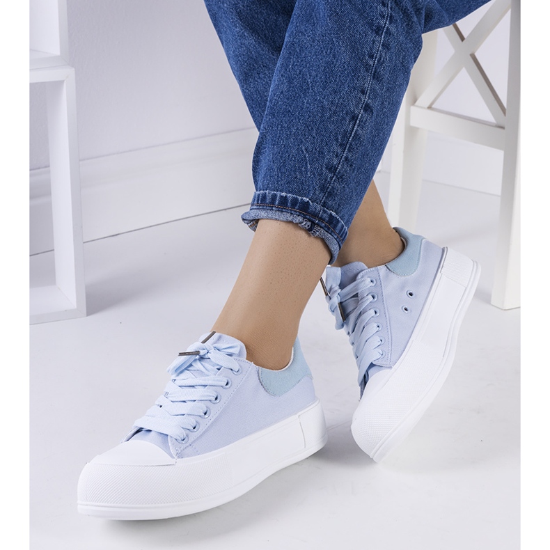 Blå sneakers på Kilkenny-plattformen 1