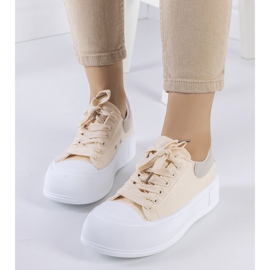 Beige sneakers på Kilkenny-plattformen 1