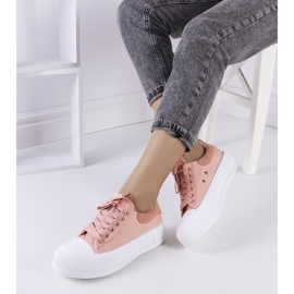 Rosa sneakers på Kilkenny-plattformen 1