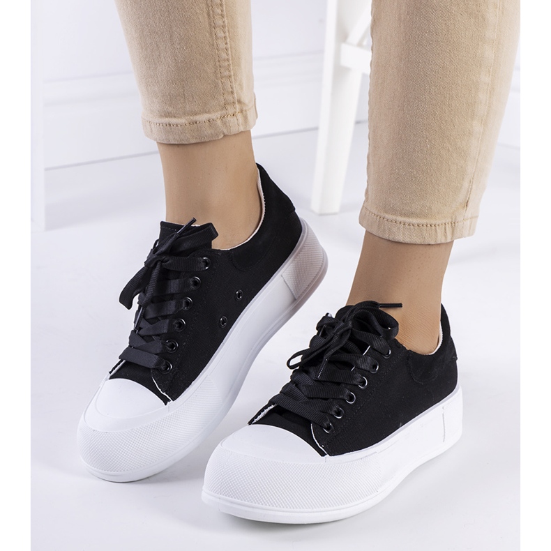 Svarta sneakers på Kilkenny-plattformen 1