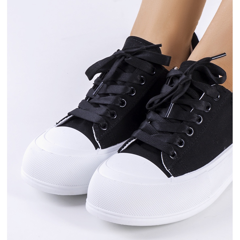 Svarta sneakers på Kilkenny-plattformen 2