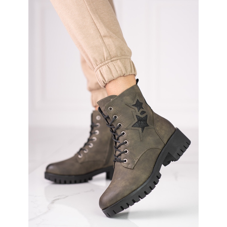 Shelovet kvinnliga arbetare på en låg post grön 1