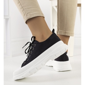 Svarta sneakers på en tjock Ardglass-sula 1