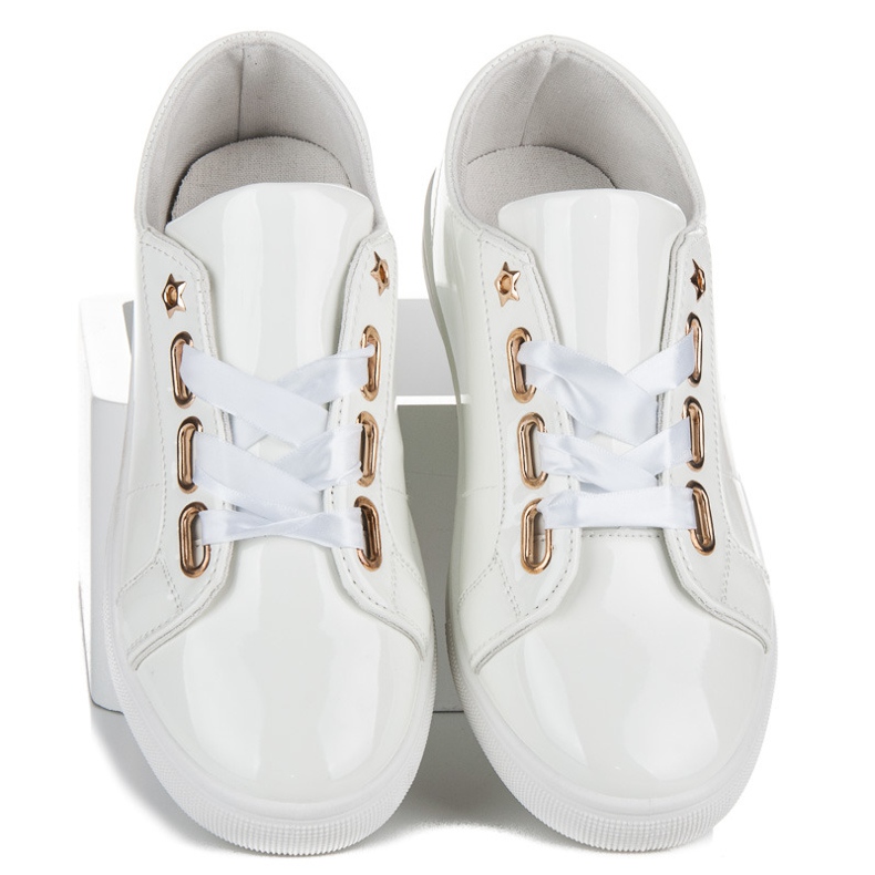 Ideal Shoes Lackade Sneakers Med Ett Band vit 1