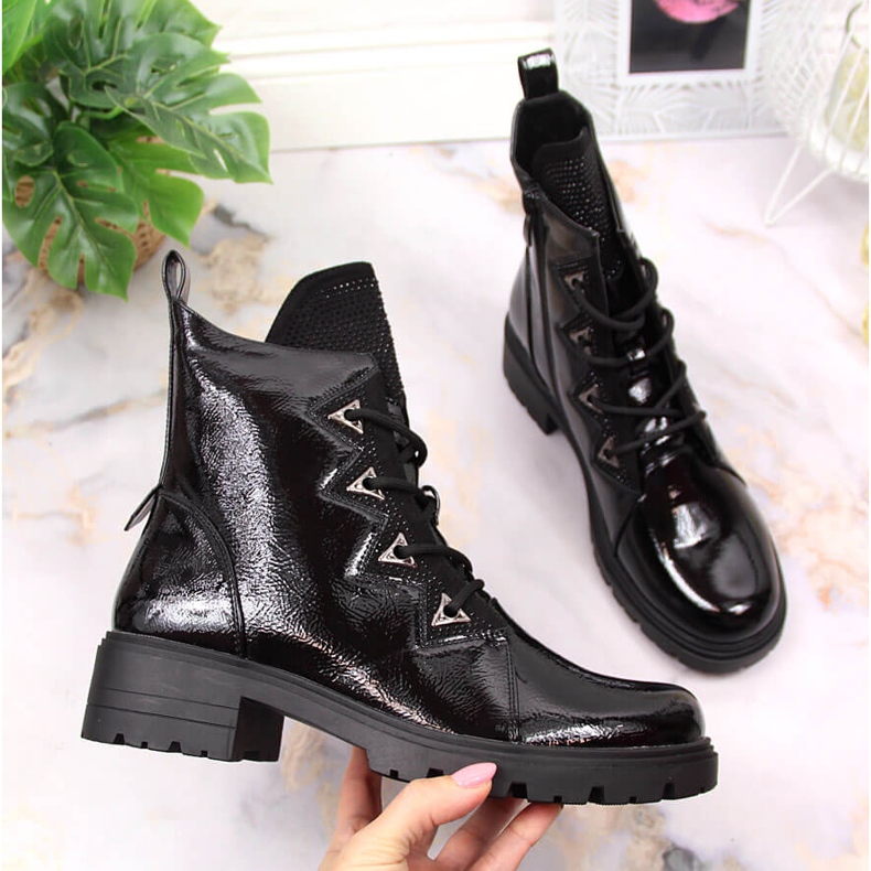 S.Barski Svarta lackstövlar med paljetter från S. Bararski 1