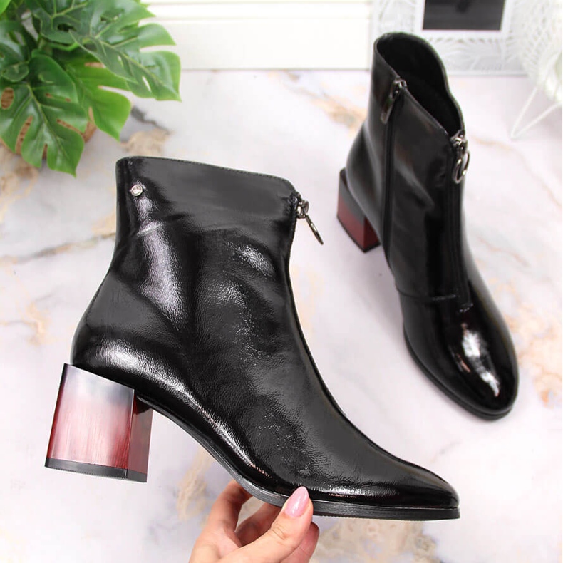 Damisolerade stövlar lackerade med en dekorativ Potocki WOL98-klack svart 1