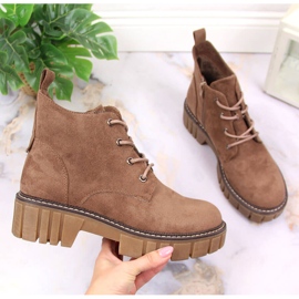 Kvinnliga vadderade arbetare på en brun mockaplattform av Sergio Leone 1