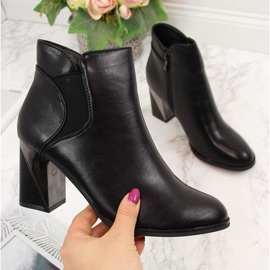 Jezzi Svarta isolerade stövlar på en dekorativ stolpe 1