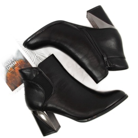 Jezzi Svarta isolerade stövlar på en dekorativ stolpe 2