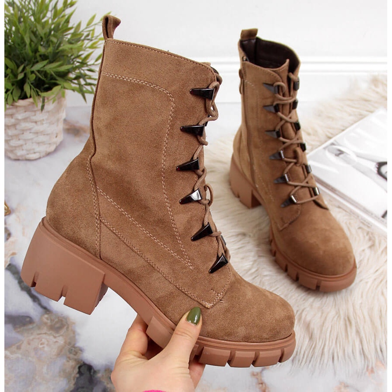 Damstövlar isolerade på ett kamel Jezzi-block brun 2