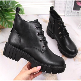 Kvinnors isolerade arbetare på en svart Sergio Leone-plattform 1