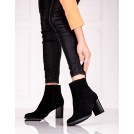 Kvinnors svarta stövlar på Shelovet-stolpen gjorda av ekologisk mocka 1