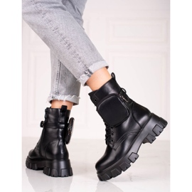 Svarta kvinnors spetsarbetare med en väska 1