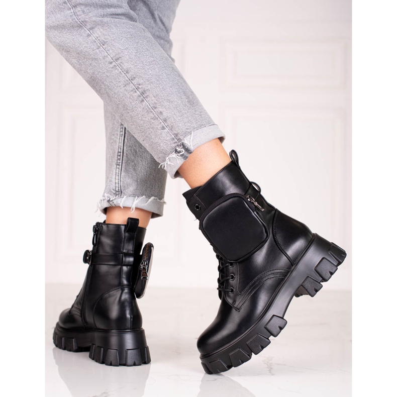 Svarta kvinnors spetsarbetare med en väska 1