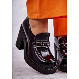 Lackade skor på en massiv svart Jaime-stolpe 2