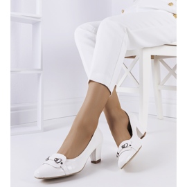 Klassiska vita Cook pumps 1