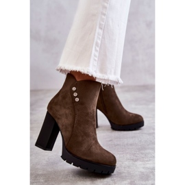 PG1 Mockaskor på en Lagerlla-stolpe kaki grön 1