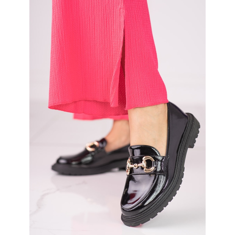 Svarta Shelovet damskor gjorda av lackerat ekologiskt läder 1