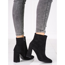 Kvinnors svarta stövlar på Shelovet-stolpen gjorda av ekologisk mocka 1