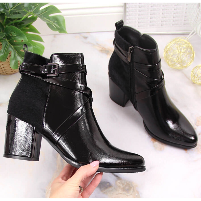 Svarta Laura La.Fi-isolerade stövlar med päls på stolpe 1