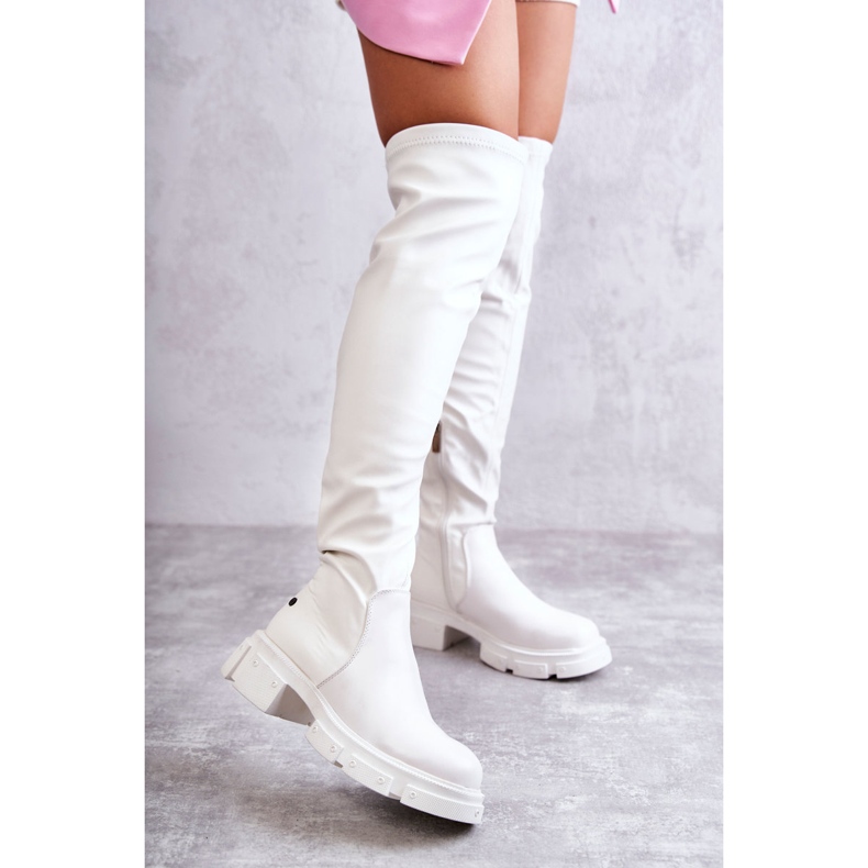 Läderstövlar över knäet på en platt klack GOE KK2N4022 Vit 1