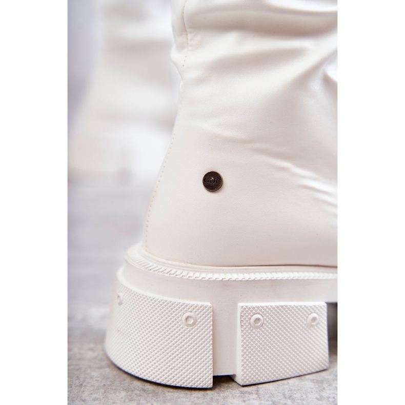 Läderstövlar över knäet på en platt klack GOE KK2N4022 Vit 2