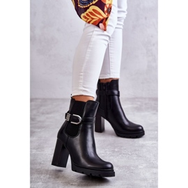 FE1 Svarta Maresol-läderstövlar på stolpe med dekorativt bälte 1