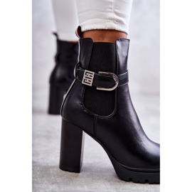 FE1 Svarta Maresol-läderstövlar på stolpe med dekorativt bälte 2