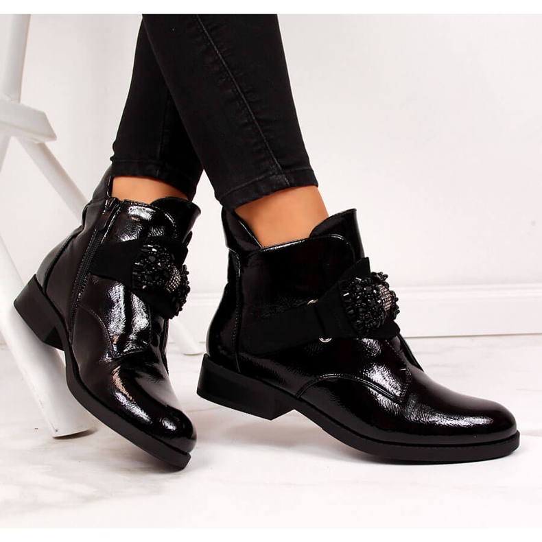 S.Barski Damisolerade lackade stövlar med svart rosett av S. Barski 1