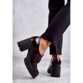 PL5 Eleganta skor på pelare med silverdekor, vinröd Harmell 2