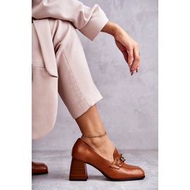 Läderpumpar med kedja Laura Messi 2514 Camel brun 2