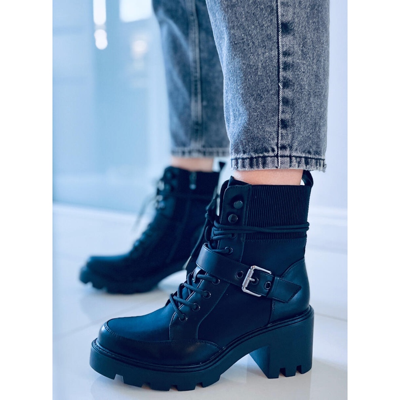 Brooks Svarta högklackade stövlar med snörning 1