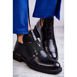 Vinceza Lackade stövlar med utskärningar på en platt klack Svart Eunice 2