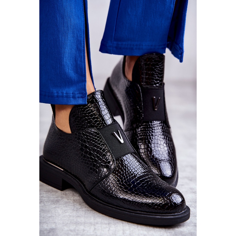 Vinceza Lackade stövlar med utskärningar på en platt klack Svart Eunice 2