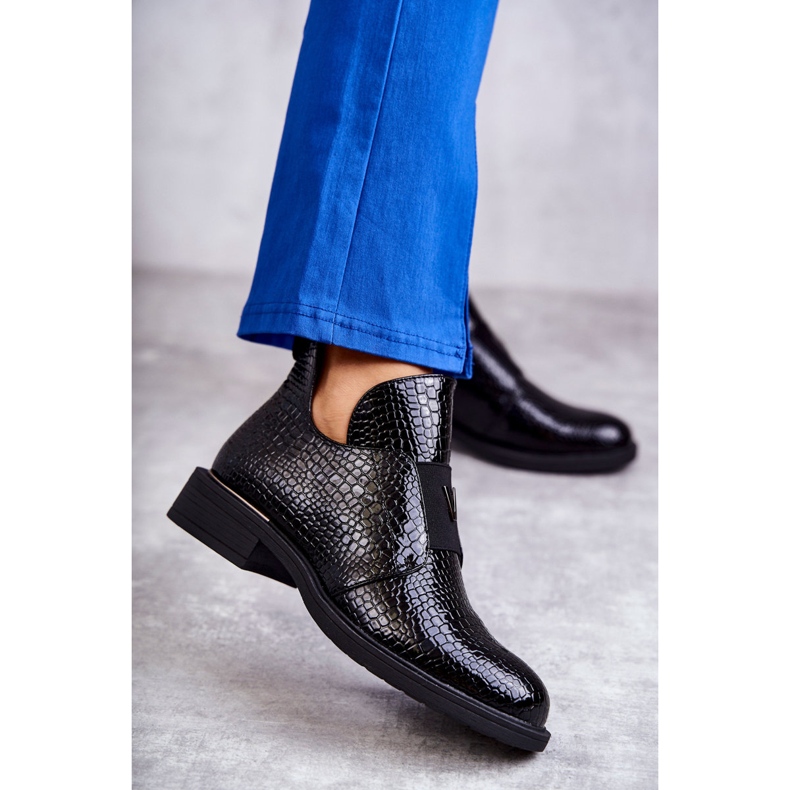 Vinceza Lackade stövlar med utskärningar på en platt klack Svart Eunice 1