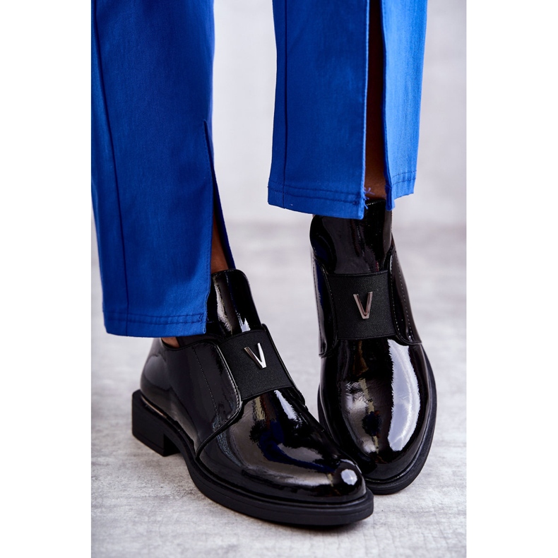 Vinceza Lackade stövlar med utskärningar på en platt klack Svart Eunice 2