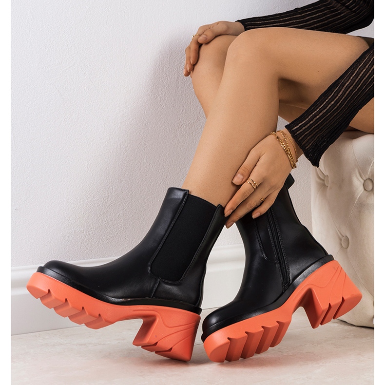 Svarta stövlar på Torrelas rosa plattform 1