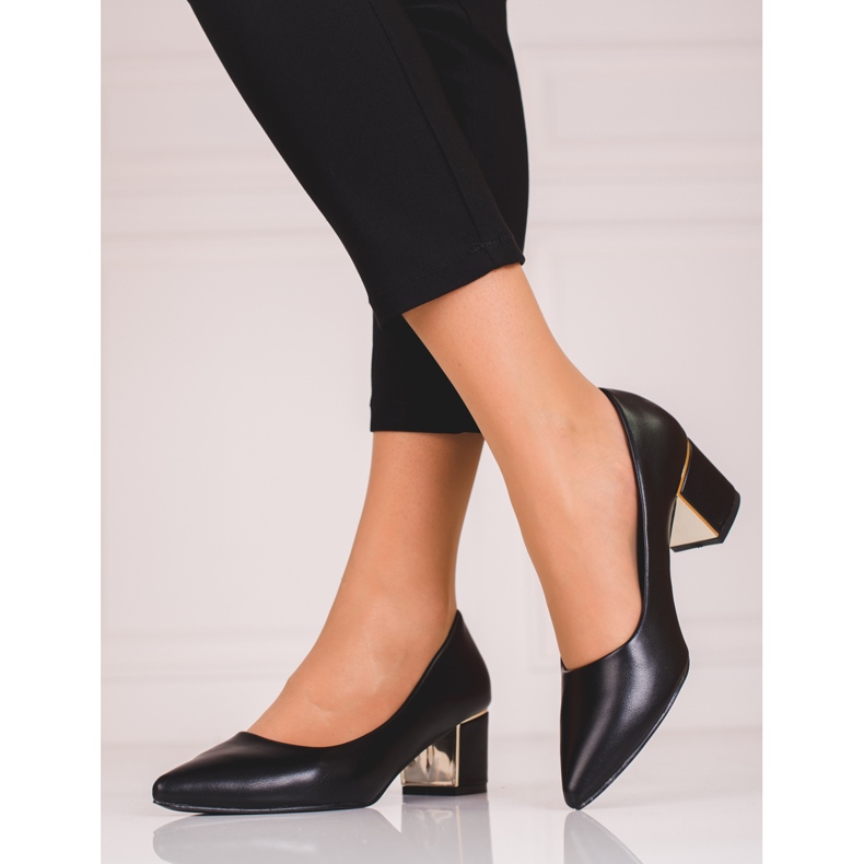 Damsvarta pumps på en låg Shelovet-stolpe 1