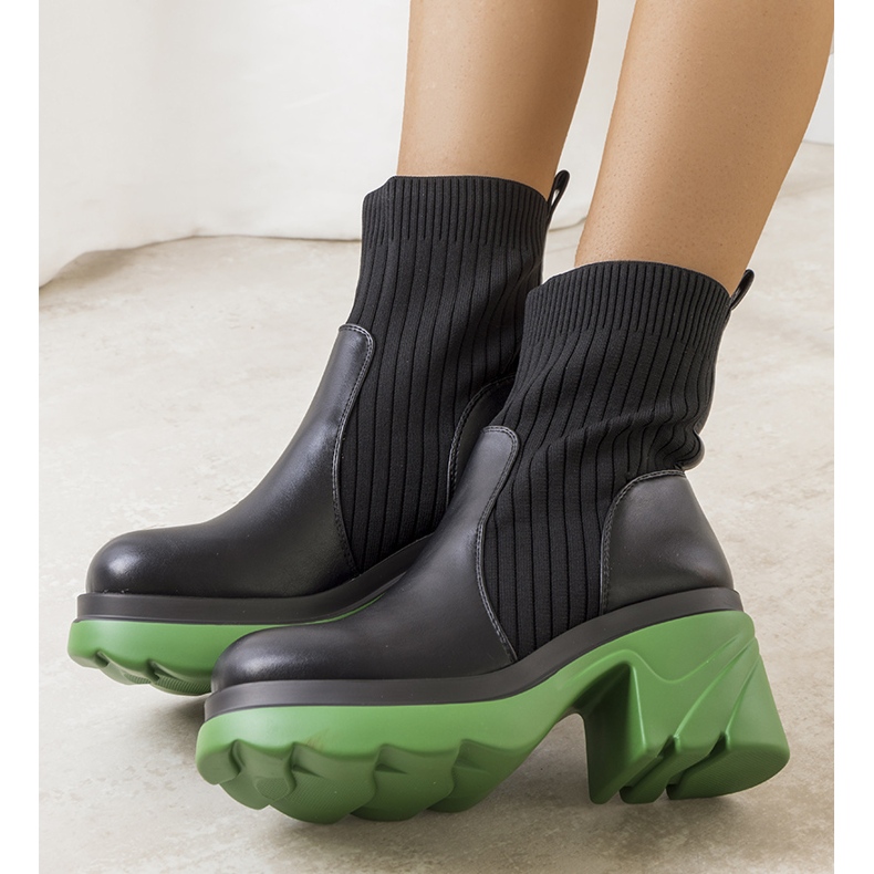 Svarta stövlar med röd Tomlin-sula 1