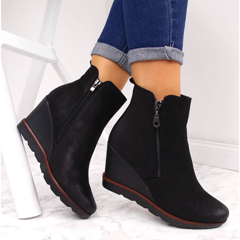 Svarta Filippo svarta isolerade sneakers 1