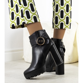 BM Svarta högklackade stövlar från Aminat 1