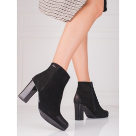 Svarta damstövlar på en hög Shelovet-stolpe 1