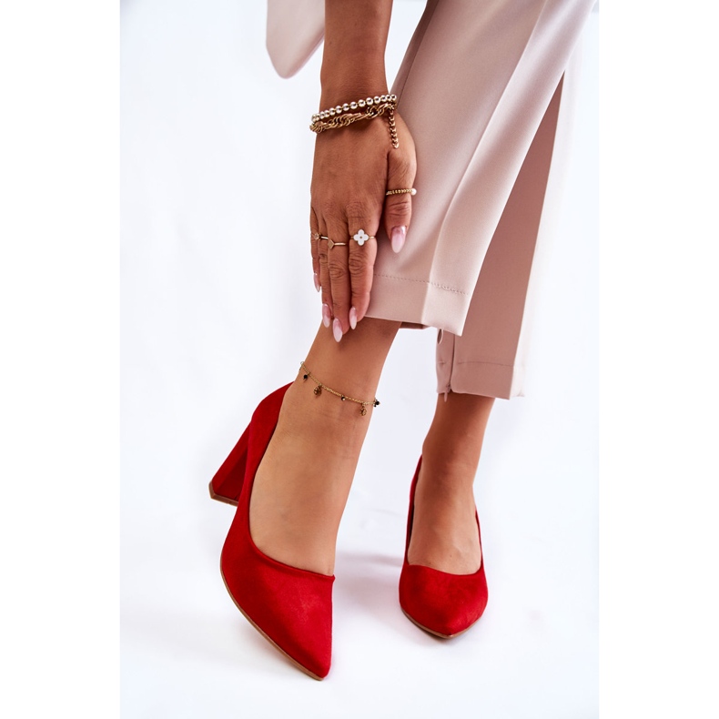 PS1 Klassiska Mocka Pumps På En Röd Kendra Bar 2