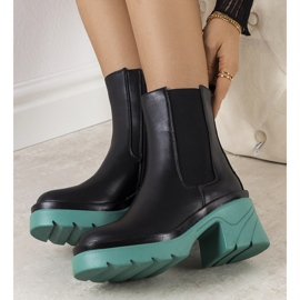 BM Svarta stövlar på den blå Torrela-plattformen 1