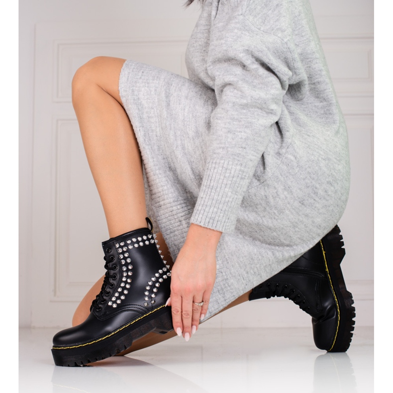 Svarta damstövlar på Shelovet-plattformen 1