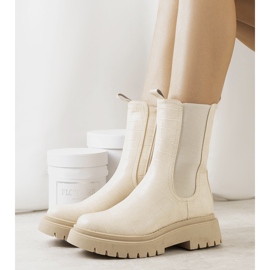 Beige stövlar på Timaru-plattformen 1